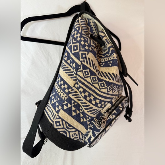 TOMS Aztec Blue Cream Beige Adjustable Strap Magnetic Clasp Canvas Backpack - Picture 5 of 11